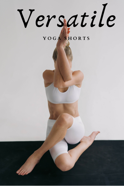 Una mujer demuestra una pose de yoga mientras viste pantalones cortos de yoga blancos versátiles y un sujetador deportivo, perfecto para la práctica de yoga.